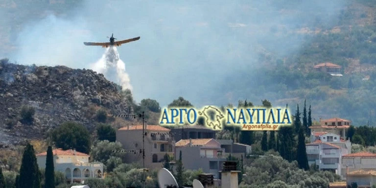 Ναύπλιο: Μεγάλη φωτιά απειλεί σπίτια – Έκλεισε ο δρόμος προς Καραθώνα